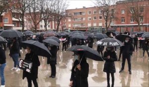 Dunkerque: les commerçants vêtus de noir manifestent leur colère