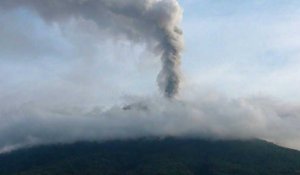 Eruption du volcan Lewotolo en Indonésie