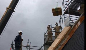 Opération périlleuse de nettoyage des pierres, à la basilique de Caudry, en travaux pour quatre ans