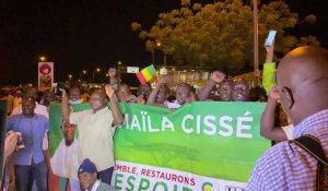 Otages libérés au Mali: les partisans du leader de l'opposition attendent à l'aéroport
