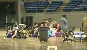 Ouragan Delta: des habitants de Louisiane attendent dans un centre d'évacuation