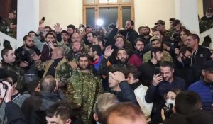 Nagorny Karabakh: une foule en colère se rassemble devant le siège du gouvernement arménien