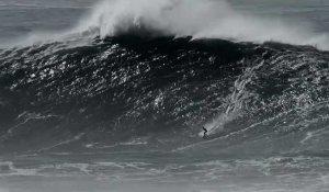 La surfeuse française Justine Dupont ride sur LA vague de sa vie