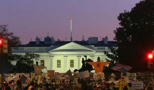 Rassemblement devant la Maison Blanche alors que le soleil se couche sur la capitale américaine