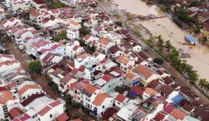 Vietnam: nettoyage des rues de Hoi An après le passage du typhon Molave