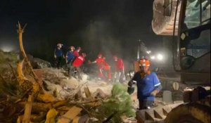 Séisme en Turquie: des secouristes fouillent dans les décombres à Izmir