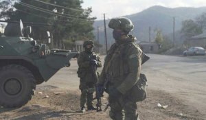Des troupes russes patrouillent au bord d'une route dans le Nagorny Karabakh