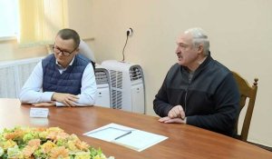 Bélarus : le président Loukachenko rencontre des opposants emprisonnés