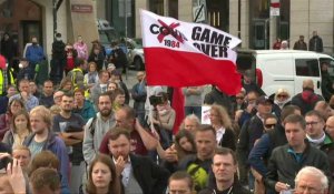 Varsovie: manifestation contre le port du masque