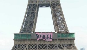 Climat: Extinction rébellion déploie une banderole sur la tour Eiffel