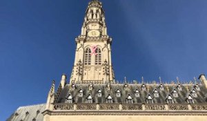 Arras: le beffroi célèbre Octobre rose