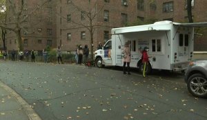 Virus: des New Yorkais font la queue devant un centre de dépistage