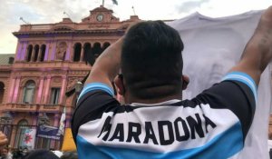 Les fans patientent devant le palais présidentiel pour un dernier hommage à Maradona