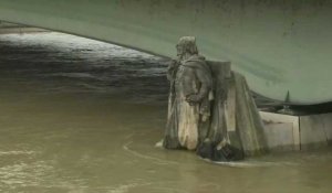 Crue de la Seine: à Paris, le Zouave du Pont de l'Alma toujours les jambes dans l'eau