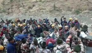 Des hommes pris au piège sauvés après la rupture d'un glacier dans l'Himalaya