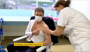 Le ministre de la Santé Olivier Véran se fait vacciner devant les caméras
