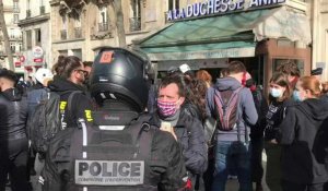 Des "antifa" manifestent à Paris en riposte à Génération identitaire