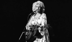 Un tube de countrny pour les vaccins : Dolly Parton interprète une nouvelle version de "Jolene"