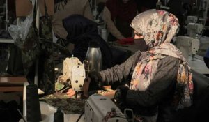 Afghanistan: un atelier de couture pour permettre aux veuves de survivre