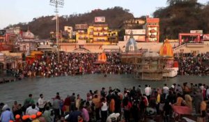 Inde: des milliers de personnes plongent dans le Gange pour célébrer Kumbh Mela