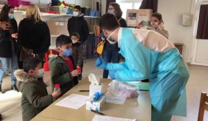 Tests salivaires à l’école Jean-Macé à Reims