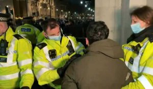 Hommage à Sarah Everard: la police interpelle un manifestant lors d'une marche à Londres
