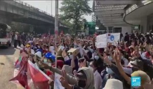 Manifestations anti-coup d'Etat : les Birmans par dizaines de milliers dans la rue au 5e jour de mobilisation
