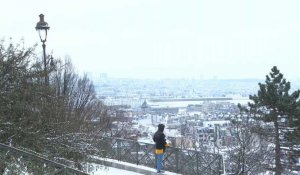 Neige à Paris: la capitale vue depuis la colline de Montmartre