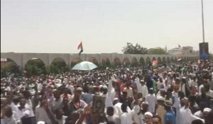 Les Soudanais mobilisés,les militaires promettent le dialogue