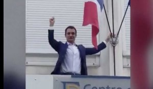 Florian Philippot décroche le drapeau européen d'un bâtiment public - ZAPPING TÉLÉ DU 03/05/2019