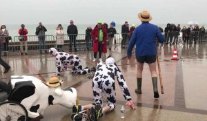 Des sketchs pour lancer la course de voitures à pédales à Wimereux