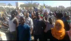 Soudan: des manifestants pour la première fois devant le QG de l'armée (2)