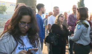 Des électeurs israéliens font la queue devant un bureau de vote
