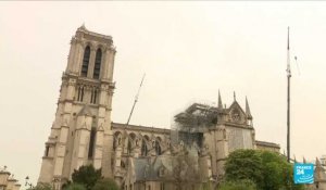 Début de l'installation d'une bâche sur Notre-Dame de Paris pour la protéger des intempéries