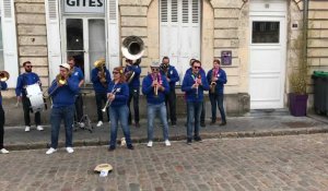 Arras : concert de fanfare au marché aux fleurs de la place Victor-Hugo