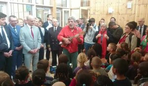 Arras : le Ministre de l'Education nationale, Jean-Michel Blanquer accueilli en chanson au pole éducatif du Val de Scarpe 