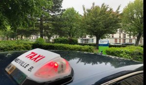 Les taxis de l'Oise bloquent la Caisse primaire d'assurance maladie à Beauvais