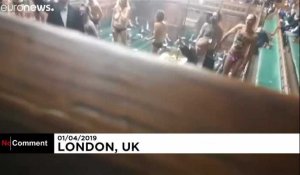 Royaume-Uni : des manifestants nus au Parlement