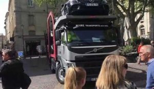Insolite : un camion transportant des voitures de luxe bloqué dans le centre-ville d'Avignon