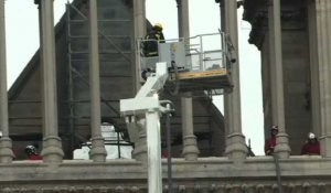 Notre-Dame: incendie éteint mais les pompiers toujours mobilisés