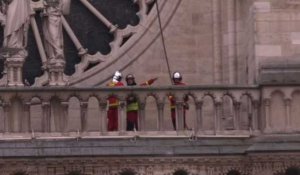 Notre-Dame: incendie éteint, les pompiers toujours mobilisés (2)