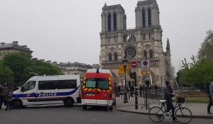Incendie de Notre-Dame-de-Paris: pompiers, badauds et journalistes toujours sur place ce mardi