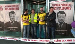 A la Défense, Greenpeace dénonce la "République des pollueurs"
