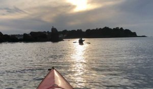 Douarnenez. Kayak au coucher du soleil dans la baie