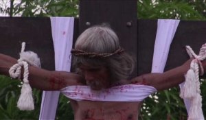 Vendredi saint, jour de crucifixion pour des fidèles philippins