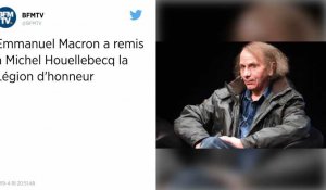 Emmanuel Macron a remis à Michel Houellebecq la Légion d'honneur