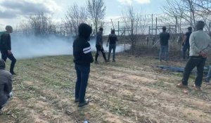 Les migrants et la police grecque s'affrontent à la frontière turque