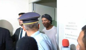 Paraguay: l'ex-star du foot brésilien Ronaldinho sort du Palais de justice, avant son arrestation