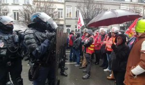 A Lille, tension et coups de matraque lors de la manifestation contre le 49.3