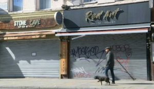 Coronavirus: magasins fermés à Londres mais les gens toujours dans les rues